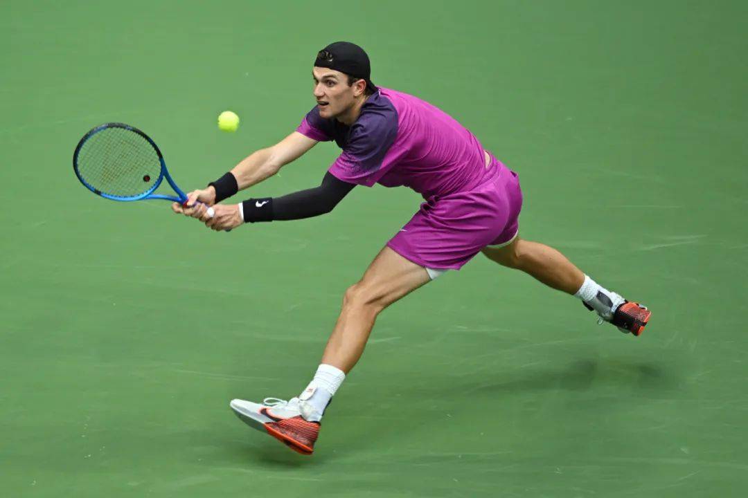 着球场上的 着球场上的