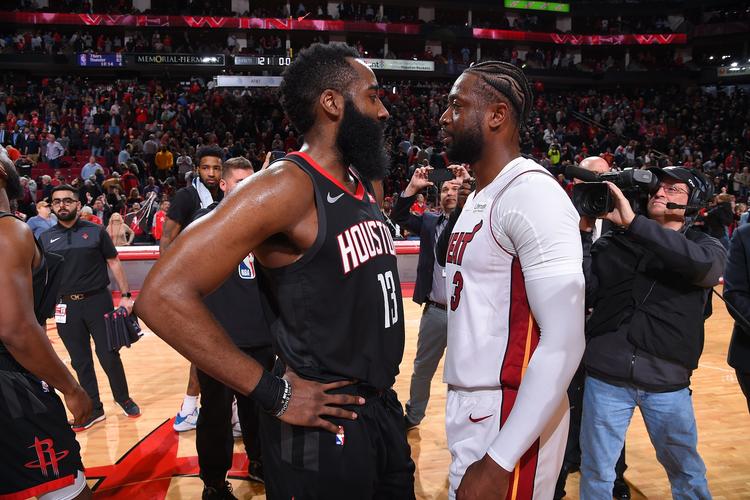 队友后点轻